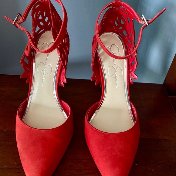 Laser cut suede pumps - Picture 3 of 3